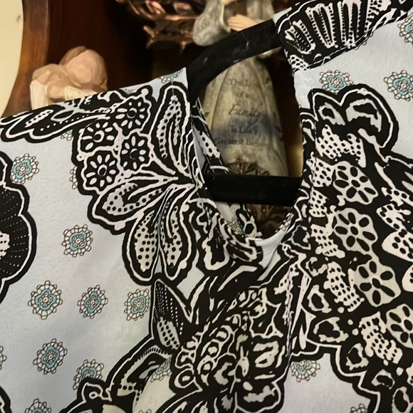 EXPRESS Black/Pale Blue/Cream Floral Cold Shoulder Button Up Blouse, Small, GUC. - Picture 3 of 9